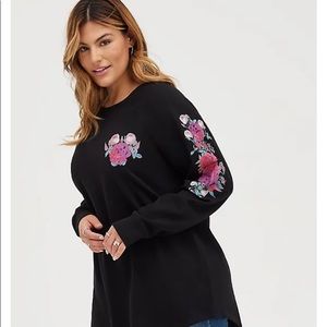 TUNIC SWEATSHIRT - COZY FLEECE FLORAL BLACK. TORRID SIZE 4